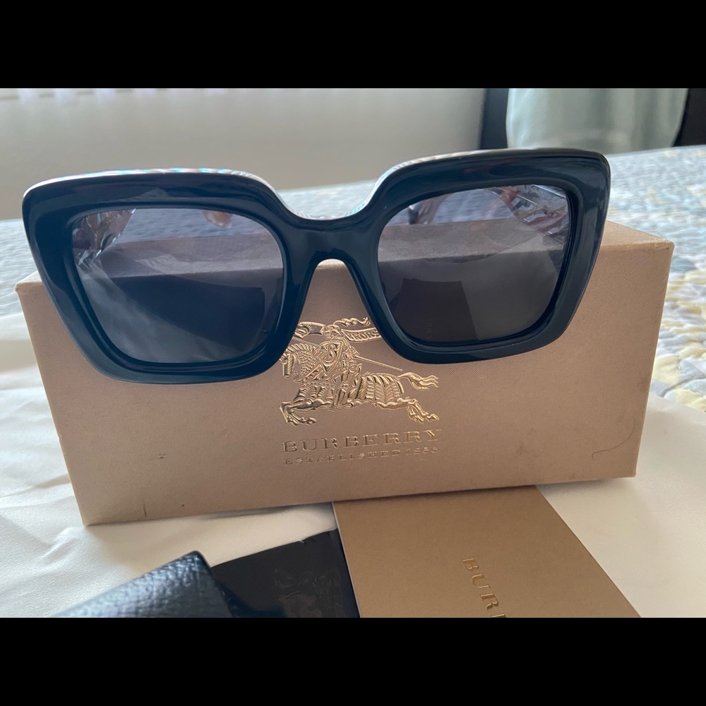 Authentic Burberry polarized sunglasses. - Picture 5 of 10